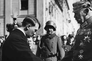 Adolf Hitler aneb 8 kroků, jak se ztroskotanec stal vládcem Evropy - Médium.cz